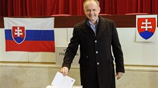 Kandidát na slovenského prezidenta Andrej Kiska odevzdal 15. bezna v Poprad...