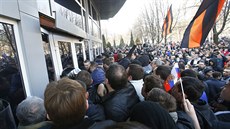 Prorutí demonstranti v Doncku vtrhli do budovy regionální správy ukrajinské...