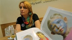 Monika Brýdová nad jednou ze svých knih. Monika Brýdová nad jednou ze svých knih.