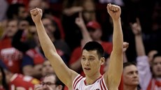 Jeremy Lin z Houstonu slaví svou úspnou stelu.