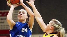 Michaela Uhrová (vpravo) ze Slovanky brání karlovarskou Mateu Tavičovou. Michaela Uhrová (vpravo) ze Slovanky brání karlovarskou Mateu Tavičovou.