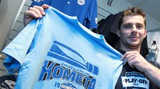 Leoš Čermák s upraveným logem hokejové Komety Brno a vousáčem na tričku. Leoš Čermák s upraveným logem hokejové Komety Brno a vousáčem na tričku.
