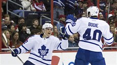 Mason Raymond (vlevo) a Troy Bodie slaví gól Toronta. Mason Raymond (vlevo) a Troy Bodie slaví gól Toronta.