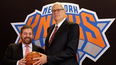 Phil Jackson (vpravo) pebírá NY Knicks coby nový prezident. V této roli stídá