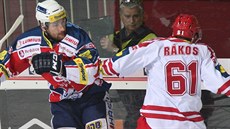 Třinecký Daniel Rákos (vpravo) v souboji s pardubickým Jiřím Cetkovským. Třinecký Daniel Rákos (vpravo) v souboji s pardubickým Jiřím Cetkovským.