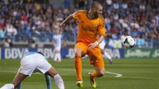 Karim Benzema (vpravo) kontroluje balón ped dotírajícím Sergiem Sánchezem z...