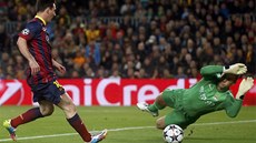 HVZDA V ANCI. Mí ped barcelonským Lionelem Messim vyráí Joe Hart, branká