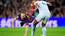 FAUL? Barcelonský Andrés Iniesta padá v souboji s Vincentem Kompanym z