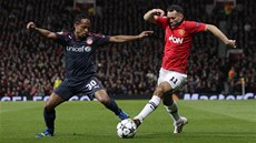 VETERÁN V AKCI. Ryan Giggs z Manchesteru United (vpravo) se pokouí obejít