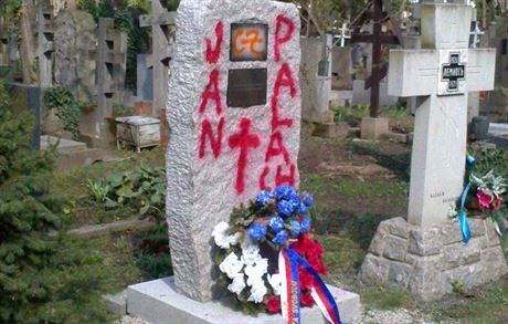 Na kontroverzní pomník na praských Olanských hbitovech kdosi sprejem...