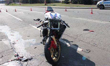 Poniený motocykl Honda CBR, který idi ponechal na silnici a od nehody ujel.