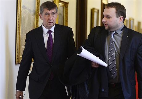 Ministr financí Andrej Babi a ministr zemdlství Marian Jureka picházejí na