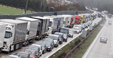 Ne vyjedete na D1, pemte si auto. Dodávky musí jet v pravém pruhu.