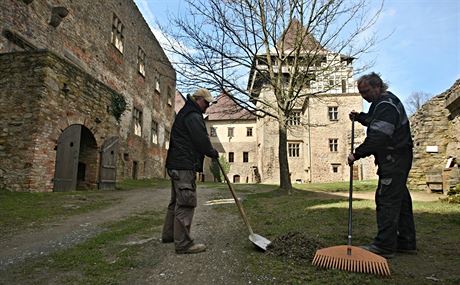 Úklid na hrad Lipnice ped zahájením turistické sezony