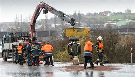 Z nákladního auta spadl transformátor. Vylilo se z nj asi 300 litr oleje.