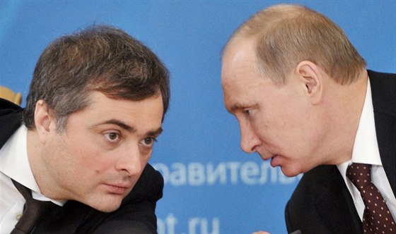 Vladimir Putin se svým poradcem a hlavním ideologem Kremlu Vladislavem Surkovem.