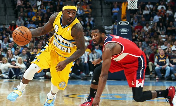 Ty Lawson (vlevo) z Denveru proniká podél bránícího Johna Walla z Washingtonu. 