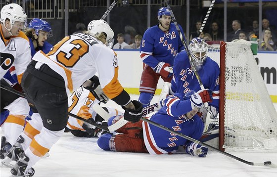 Branku hokejist New York Rangers se pokouí dobýt Jakub Voráek z Philadelphie.