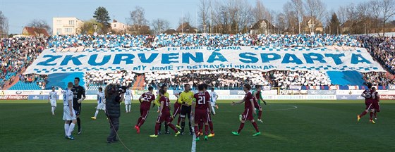 VULGÁRNÍ CHOREO. Fanouci Baníku pivítali Spartu ped zápasem vulgárním...