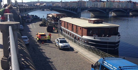 Ve Vltav poblí Mánesa byla nalezena mrtvola (20.3.2014)