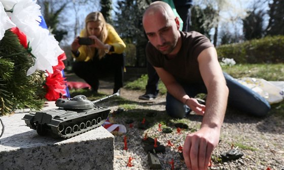 Památník internacionalistm na praských Olanských hbitovech "ozdobily"