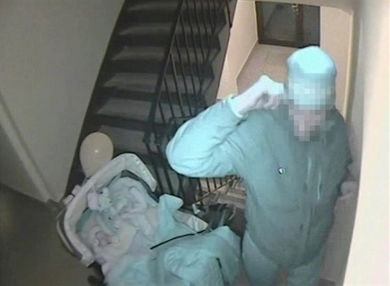 Mue, který ukradl kameru v jednom z dom v Praze 4, zatkli policisté po dalí...