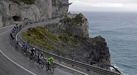 UPLAKANÝ DEN. Cyklisté v závod Milán-San Remo sedm hodin mokli.