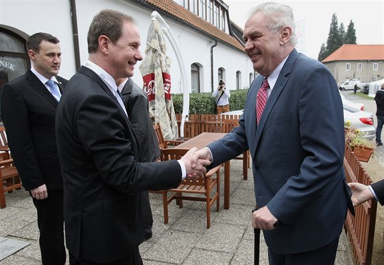 Prezident Milo Zeman se vítá na volebním sjezdu Starost a nezávislých v...