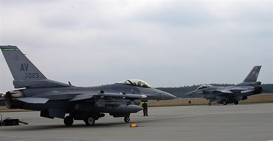 Americké a polské letouny F-16 na základn Lask