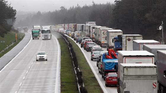 Ped místem nehody se ve smru na Brno vytvoila více ne tykilometrová kolona. Ilustraní snímek