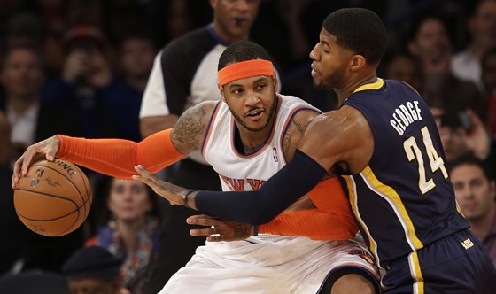 Carmelo Anthony z New York Knicks se snaí vyzrát na Paula George z Indiany. 