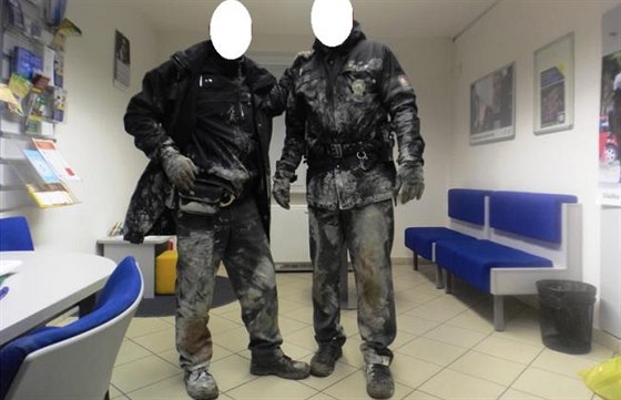 Takhle vypadali policisté poté, co zpacifikovali naháe nateného bílou barvou.