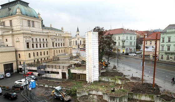 Rekonstrukce teras u divadla u zaala. Nejvtí dopravní komplikace pinese oprava tramvajových kolejí. Ta petne trasy linek 1 a 2, které jezdí pes námstí Republiky.