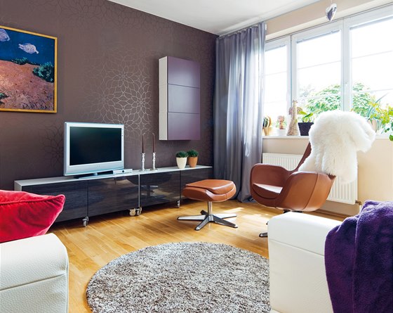 Obývací pokoj: podlaha dubové parkety, stny výmalba Dulux, vliesová tapeta,