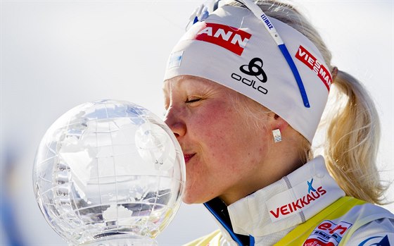 Finsk biatlonistka Kaisa Mkrinenov s globem pro vzku Svtovho pohru.