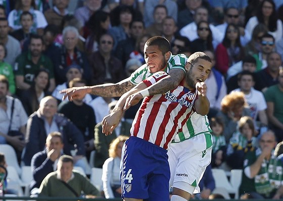 Vzduný souboj v podání  Maria Suáreze (v popedí) z Atlétika Madrid a Braiana...