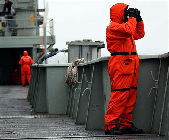 Posádka australské námoní lodi HMAS Success pátrá v jiní ásti Indického...