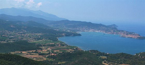 Pohled na záliv Rada di Portoferraio a Monte Capane (1019 m), nejvyí vrchol...
