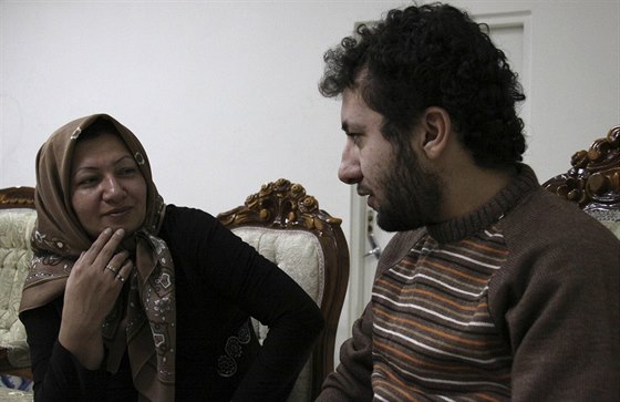 Íránka Sakíne Atíaníová se svým synem (9. prosince 2010)