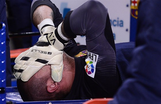 Victor Valdes z FC Barcelona si drí hlavu v dlaních, v duelu s Vigem se zranil.