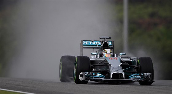 NEJRYCHLEJÍ. Lewis Hamilton vyhrál kvalifikaci Velké ceny Malajsie formule 1.