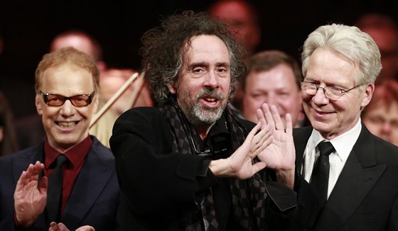 Filmový skladatel Danny Elfman (vlevo), reisér Tim Burton (uprosted) a...