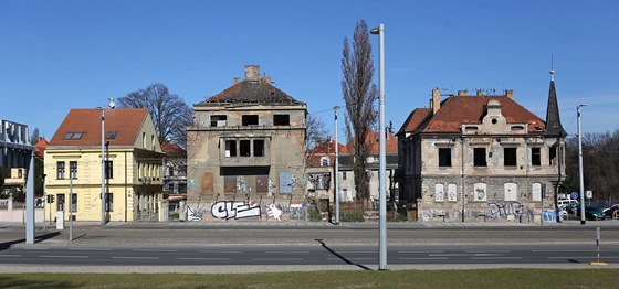 Chátrající vily. Uprosted je vila slavného eského architekta Kamila Rokota.