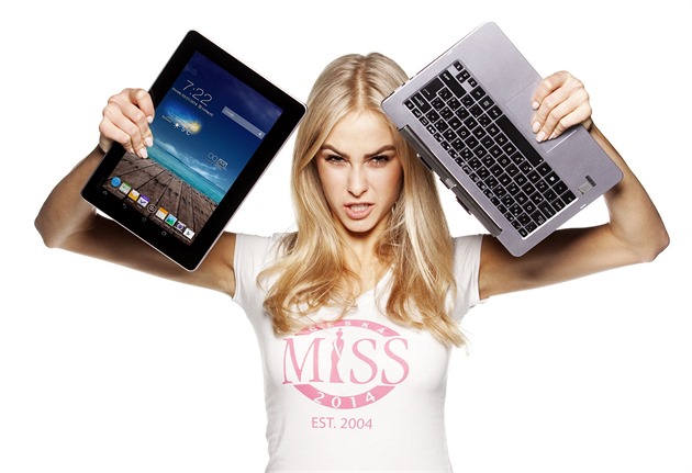 Simona Dvořáková a konvertibilní Asus TransformerBook Trio Simona Dvořáková a konvertibilní Asus TransformerBook Trio