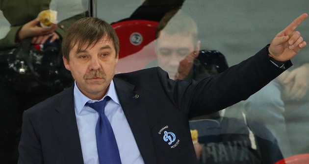 Trenér Olegs Znaroks na střídačce hokejistů Dynama Moskva. Trenér Olegs Znaroks na střídačce hokejistů Dynama Moskva.