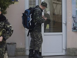 Ped ukrajinskými základnami na Krymu se poté odehrálo nkolik demonstrací...