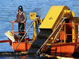 8 In this April 21, 1989, file photo, a skimmer is used for shoreline oil in...