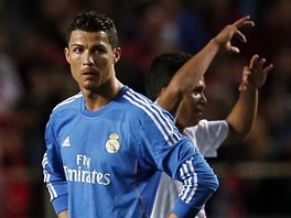 CO S TM. Cristiano Ronaldo po glu, kter Realu Madrid vstelila Sevilla. 