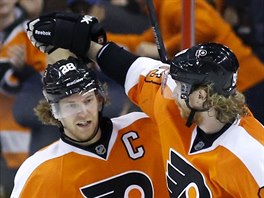 Claude Giroux (vlevo) a Jakub Vorek slav gl Philadelphie.