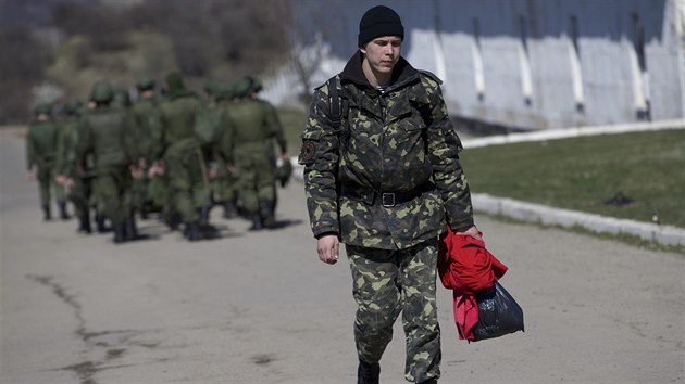 Ukrajinsk vojk opout zkladnu Perevalnoje na Krymu (20. bezna 2014)